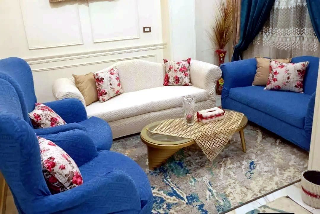 طقم أزرق وأوف وايت